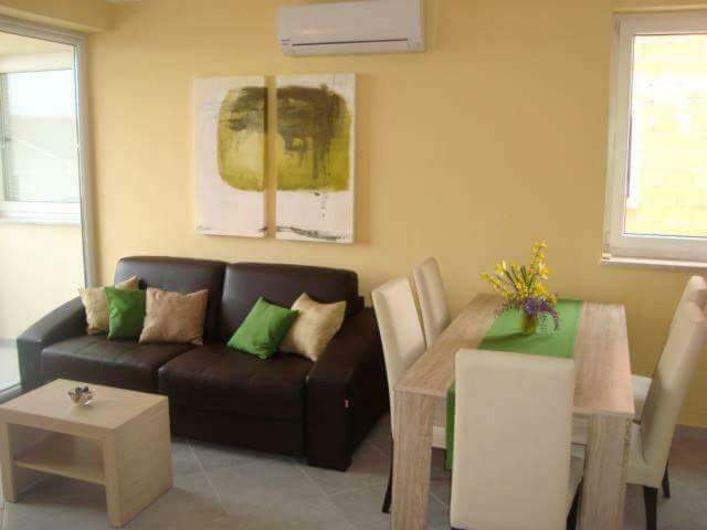 97 A Apartment *